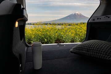 車中で過ごす寛ぎの時間　富士山と菜の花をのぞむ湖畔で　relaxing time in the car at the foot of mount Fuji in spring