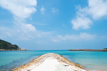 糸島市の美しいビーチ、芥屋の海水浴場