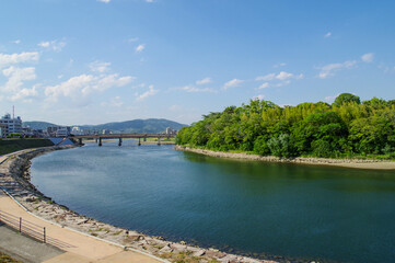Fototapeta na wymiar 岡山の旭川の河川敷から見る風景