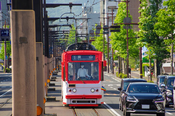 岡山の市街地を走る路面電車