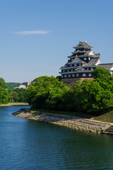 旭川の河岸に建つ岡山城