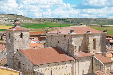 Iglesia de nuestra señora de la antigua del siglo XIII en la villa de Fuentes de Valdepero en la provincia de Palencia, España