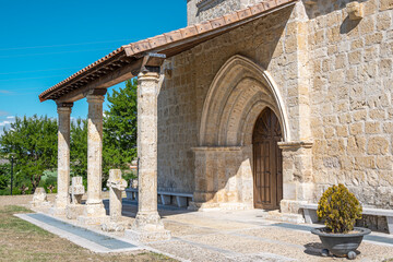 Pórtico de la entrada a la ermita del siglo XIII y estilo románico de San Pedro en la villa de Fuentes de Valdepero, España