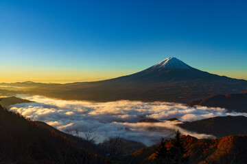 夜明けの富士山と雲海　山梨県富士河口湖町新道峠にて