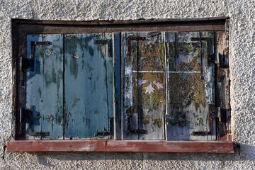 Morscher Fensterladen an einem alten Haus