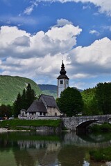 Kapelle am Bohinj See, Slowenien, vertikal