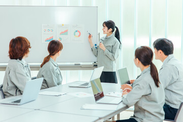 Fototapeta premium プレゼン・セミナー会議をする工場の作業員 