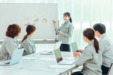 Fototapeta premium プレゼン・セミナー会議をする工場の作業員 