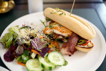 Baguette mit gebratenem Fisch und Salat