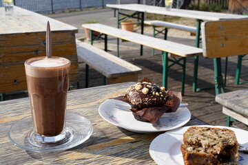 Milchkaffee und Kuchen im Stra&szlig;encafe