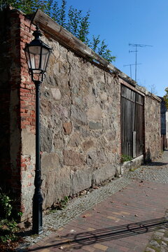 Feldsteinmauer mit Laterne vor Scheune Ruine