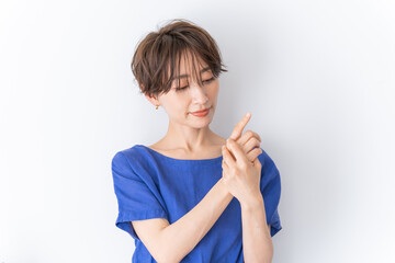 腕・手を労わる美しい日本人女性