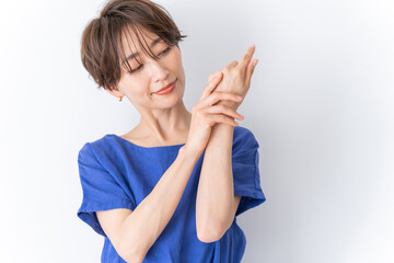 Fototapeta premium 腕・手を労わる美しい日本人女性