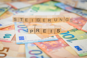 Das Wort Preis – in deutsch für Price -  und Steigerung – in deutsch für increase -  im...