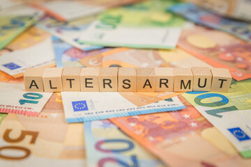 Das Wort Altersarmut – in deutsch für Old age poverty -  auf Geldscheine Euro Euroscheine mit...