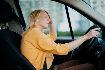 Naklejka premium Angry woman driving a car..