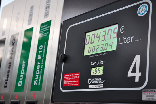 Die Zapfs&auml;ule mit Preisanzeige an einer Tankstelle: Tankpreise und Literanzeige