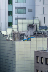 日本の東京港区赤坂4丁目の解体工事が進むビル