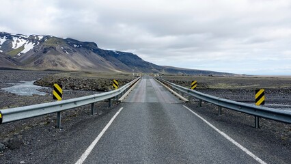 Straße bis zum Horizont, Landschaftspanorama in Island.