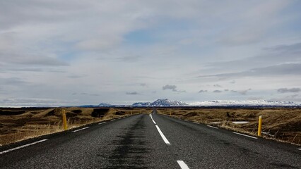 Straße bis zum Horizont, Landschaftspanorama in Island.