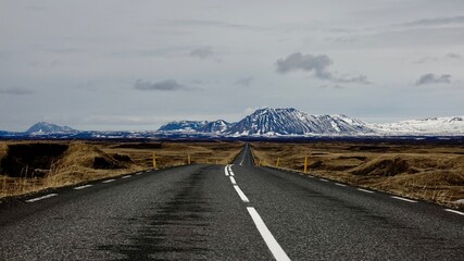Straße bis zum Horizont, Landschaftspanorama in Island.