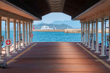 春の瀬戸内海　高松港の浮桟橋（香川県高松市）