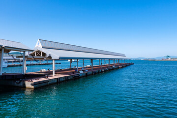 春の瀬戸内海　高松港の浮桟橋（香川県高松市）