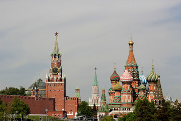 Naklejka premium Spasskaya Tower and St. Basil's Cathedral.