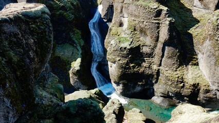 Fluss fließt durch Schlucht. Bizarre Felsformationen in Canyon in Island.