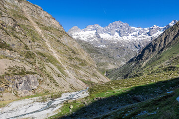 Paysage depuis le chemin de randonnée vers le Refuge de Chabournéou dans la Vallée du Valgaudemar