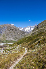 Fototapeta premium Paysage depuis le chemin de randonnée vers le Refuge de Chabournéou dans la Vallée du Valgaudemar