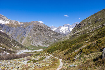 Paysage depuis le chemin de randonn&eacute;e vers le Refuge de Chabourn&eacute;ou dans la Vall&eacute;e du Valgaudemar