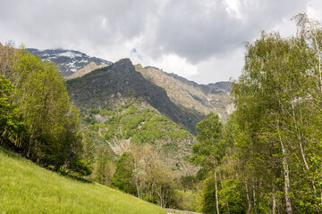 Obraz premium Vue sur les montagnes depuis le village de Villar-Loubière, dans la Vallée du Valgaudemar