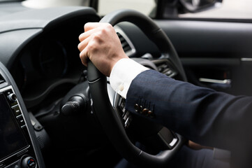 車を運転する男性の手元
