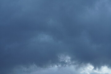 dunkle Regenwolken mit dichter Struktur