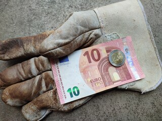 Germany minimum wage increase: 12 euro 
On a work glove are € 12, the German minimum wage from...