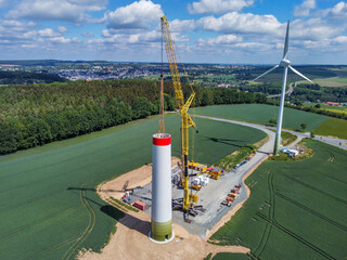 Bau einer Windkraftanlage von oben