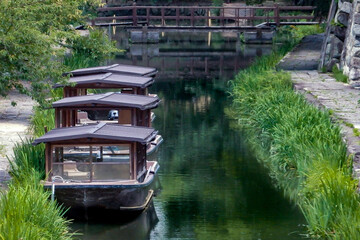 Obraz premium 滋賀県近江八幡市 時代劇の舞台にもなる八幡堀 お堀めぐりの観光船が並ぶ 静かな風景