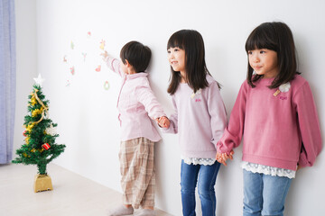 Children decorating for Christmas event