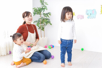 幼稚園で遊ぶ子ども