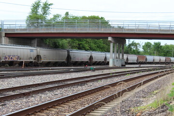 Obraz premium train cars under a bridge
