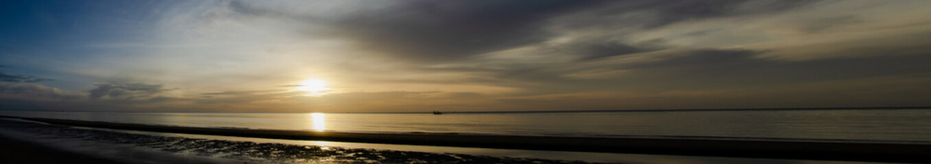 The scenery of the sea and the sky on the day of the rising sun