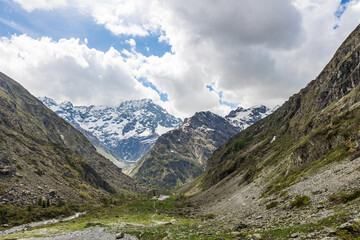 Naklejka premium Refuge du Gioberney, au pied du sommet du Sirac dans la Vallée du Valgaudemar