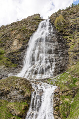 Cascade du Voile de la Mari&eacute;e, &agrave; l'entr&eacute;e du Cirque du Gioberney dans la Vall&eacute;e du Valgaudemar