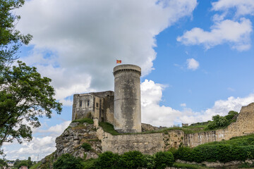 Fototapeta na wymiar Vue par temps nuageux du Château de Guillaume-le-Conquérant à Falaise