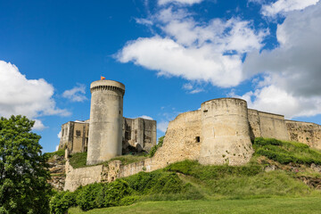 Fototapeta na wymiar Vue ensoleillée du Château de Guillaume-le-Conquérant à Falaise