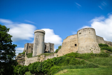 Fototapeta na wymiar Vue en longue exposition par temps nuageux du Château de Guillaume-le-Conquérant à Falaise