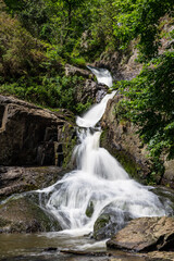 Vue en longue exposition sur la Grande Cascade de Mortain par un jour de printemps