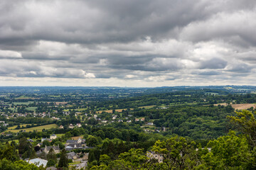 Obraz premium Point de vue sur le bocage jusqu'au Mont Saint-Michel depuis la Petite Chapelle Saint-Michel