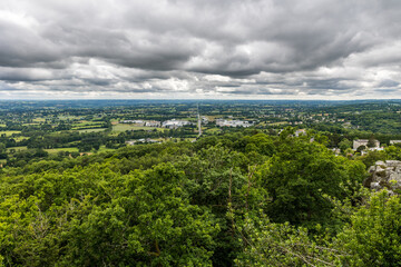 Obraz premium Point de vue sur le bocage normand depuis la Petite Chapelle Saint-Michel à Mortain